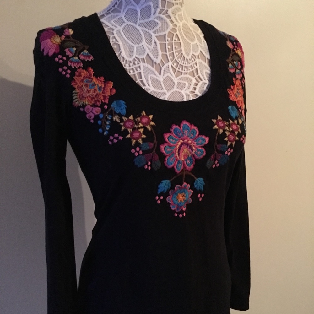 Trendy embroidered Black Tee (sz Small)